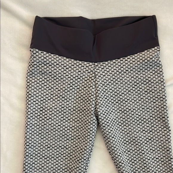 Stylish Butt Lift Gray and White Ruched Gym Leggings Size Medium - Picture 4 of 7